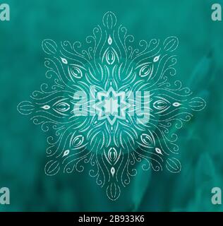 Mandala auf dem grünen Feldhintergrund der Natur. Vector boho mandala. Yoga-Vorlage, psychedelisch, Psychologie, Erdtag Stock Vektor