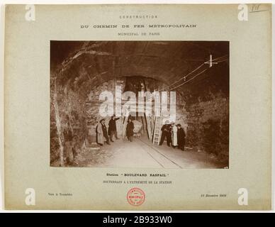 Bau / Straße Metropolitan News Eisen / von Paris / Station 'Boulevard Raspail' / U-Bahn am Ende der Station / Move Trocadéro 13. Dezember 1902. Bau der Stadtbahn von Paris im Untergrund zum Bau des Bahnhofs à l'extrémité de la Station Raspail. Vers le Trocadéro . Paris (XIVE arr. ), 13 décembre 1902. Photographie anonyme. Tirage au gélatino-chlorure d'argent. Paris, musée Carnavalet. Stockfoto