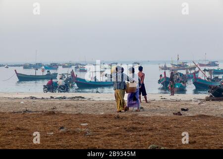 Der morgendliche Fang ist im Fischerdorf Ngapali angekommen. Der Fisch wird an Land gebracht und geteilt oder verkauft. Ngapali, Rakhine-Staat, Myanmar. Die frühen Stockfoto