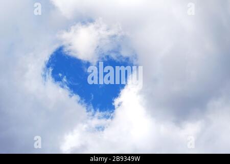 Abstand des Himmels in den Wolken, in Form eines Herzens. Stockfoto