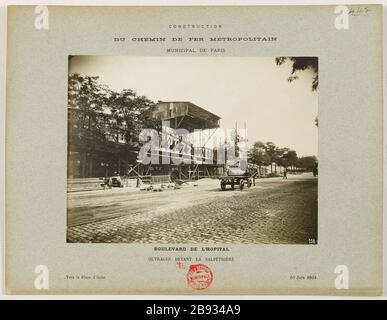 Bau / Straßeneisen Metropolitan / Städtische / Pariser Boulevard Hospital / Bücher vor der Salpetriere / zum Place d'Italie / 20. Juni 1904/05. Bau der Eisenbahn-Metropole Paris. Bücher vor dem Salpêt Construction du chemin de fer métropolitain Municipal de Paris. Boulevard de l'Hôpital Ouvrages devant la Salpêtrière Vers la Place d'Italie. Paris (XIIIe arr. ), 20 Juin 1904/05. Photographie anonyme. Aristoteles ?. Paris, musée Carnavalet. Stockfoto