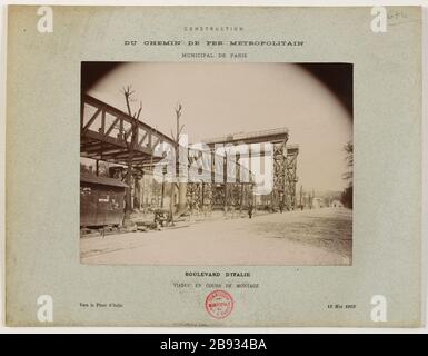 Bau / Straßeneisen Metropolitan / Stadtflughafen / Paris Boulevard Italien / Viadukt während der Montage / zur Place d'Italie / 13. Mai 1903. Bau der Eisenbahn-Metropole Paris. Viadukt während der Montage, Boulev Construction du chemin de fer métropolitain Municipal de Paris. Boulevard d'Italie. Viaduc en cours de Montage. Vers la Place d'Italie. Paris (XIIIe arr. ), 13 Mai 1903. Photographie anonyme. Aristoteles. Paris, musée Carnavalet. Stockfoto