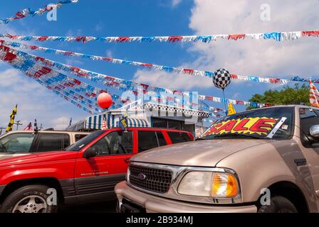 Gebrauchtwagen zum Verkauf auf Autohaus Vorplatz, Miami, Florida, USA Stockfoto