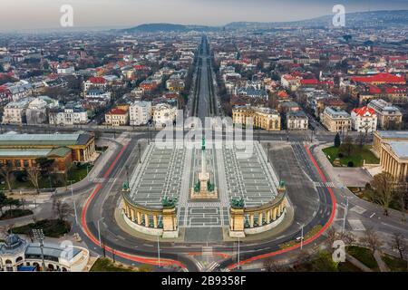 Budapest, Ungarn - Luftbild des völlig leeren Heldenplatzes, der Andrassy-Straße und der Dozsa-Gyorgy-Straße an einem Morgen während der Coronavirus quara Stockfoto