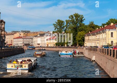 Ausflugsboote auf dem Fluss Moika, Sankt Petersburg, Russland Stockfoto