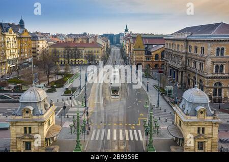 Budapest, Ungarn - Blick auf den Fovam-Platz und völlig leere Straßen am Vamhaz Boulevard (Vamhaz korut) und der Central Market Hall. Keine Leute und qu Stockfoto