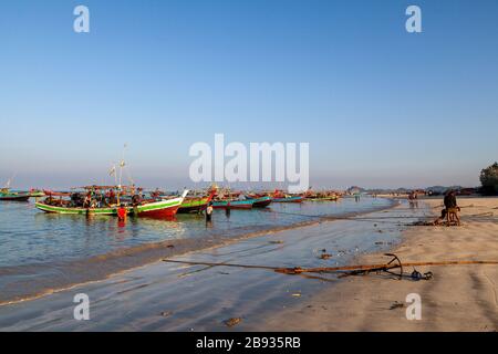 Der morgendliche Fang ist im Fischerdorf Ngapali angekommen. Der Fisch wird an Land gebracht und geteilt oder verkauft. Ngapali, Rakhine-Staat, Myanmar. Stockfoto