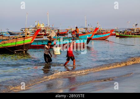 Der morgendliche Fang ist im Fischerdorf Ngapali angekommen. Der Fisch wird an Land gebracht und geteilt oder verkauft. Ngapali, Rakhine-Staat, Myanmar. Stockfoto