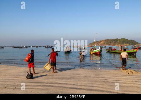 Der morgendliche Fang ist im Fischerdorf Ngapali angekommen. Der Fisch wird an Land gebracht und geteilt oder verkauft. Ngapali, Rakhine-Staat, Myanmar. Stockfoto