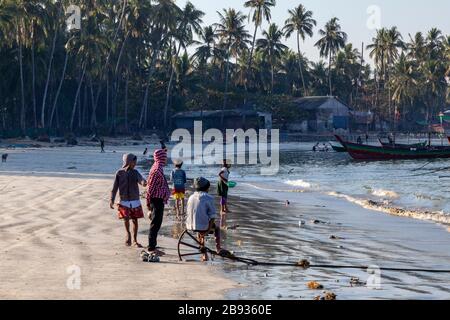 Der morgendliche Fang ist im Fischerdorf Ngapali angekommen. Der Fisch wird an Land gebracht und geteilt oder verkauft. Ngapali, Rakhine-Staat, Myanmar. Leute wa Stockfoto