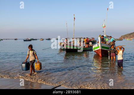 Der morgendliche Fang ist im Fischerdorf Ngapali angekommen. Der Fisch wird an Land gebracht und geteilt oder verkauft. Ngapali, Rakhine-Staat, Myanmar. Stockfoto