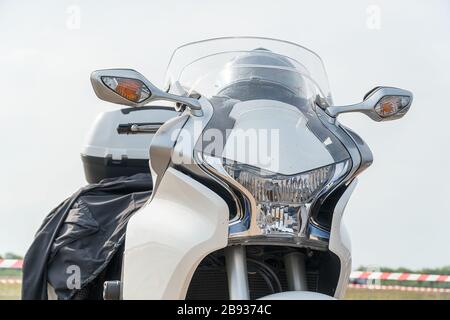 Vorderansicht des Motorrads . Windschutzscheibe und Motorradscheinwerfer Stockfoto