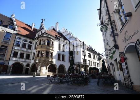 München, Deutschland. März 2020. Vor dem Hofbräuhaus in der Landeshauptstadt sind keine Menschen zu sehen. Der diesjährige Maibockanstich, der dort am 20.4.2020 stattgefunden hätte, findet nicht statt. Stattdessen freut sich das Hofbräuhaus auf den Maibockanstich 2021. Kredit: Felix Hörhager / dpa / Alamy Live News Stockfoto