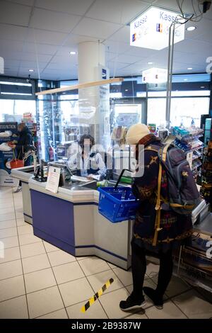 Hamburg, Deutschland. März 2020. Temporäre Schutzmaßnahmen schützen Kassierer in einer Filiale der Budni-Drogerie-Kette. In vielen Filialen von Aldi, Lidl, Netto, Rewe, Penny und anderen Supermärkten und Drogerien sind Plexiglasscheiben und andere Geräte derzeit als "Schachtschutz" an den Kassen installiert, so eine Umfrage der Supermarktkette und Discounter-Ladenketten der Deutschen Presse-Agentur. Um die Ausbreitung des Corona-Virus zu verlangsamen, hat die Bundesregierung das öffentliche Leben weiter erheblich eingeschränkt. Das neuartige Coronavirus wird hauptsächlich durch Tröpfcheninfektion übertragen. Ph Stockfoto