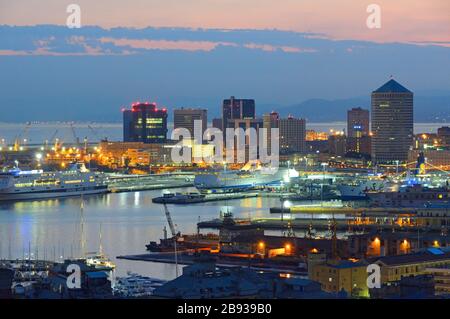 Sonnenuntergang über dem Hafen, Genua, Ligurien, Italien, Europa Stockfoto