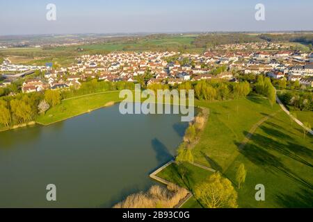 Panoramablick auf den Magny-le-Hongre See, Frankreich Stockfoto