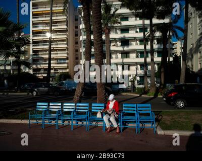 AJAXNETPHOTO. CANNES, FRANKREICH. - LEERE CROISETTE - GENIESSEN SIE DIE LETZTEN SONNENSTRAHLEN AN EINEM HERBSTNACHMITTAG.FOTO: JONATHAN EASTLAND/AJAX REF:GXR163110 6561 Stockfoto