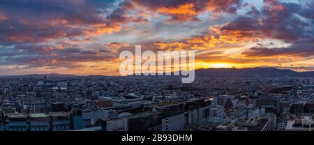 Ein Panoramabild der Stadt Kyoto, aufgenommen bei Sonnenuntergang. Stockfoto