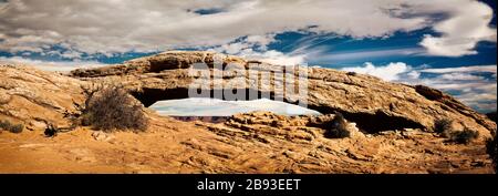 Natürlicher Bogen in erodierten Felsformationen in einer ländlichen Landschaft. Stockfoto