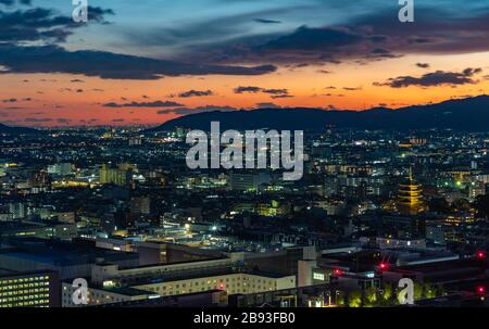 Ein Bild der Stadt Kyoto, das bei Sonnenuntergang aufgenommen wurde. Stockfoto