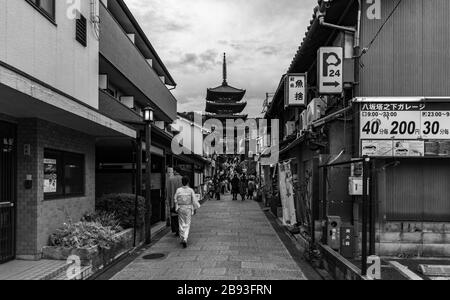 Ein Schwarz-Weiß-Bild der schmalen Straße nahe dem Hōkan-JI-Tempel, auch bekannt, war Yasaka-no-Tou. Stockfoto