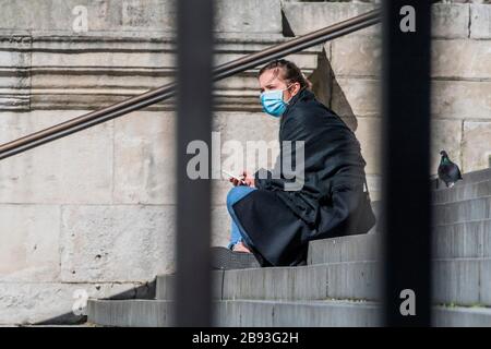 London, Großbritannien. März 2020. Noch kein Schloss - die St Paul's Cathedral ist geschlossen, aber einige Leute genießen noch die Sonne auf den Stufen - Anti Coronavirus (Covid 19) Ausbruch in London. Credit: Guy Bell/Alamy Live News Stockfoto