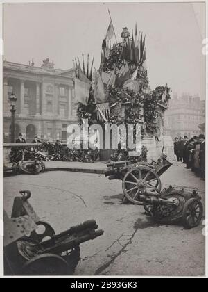 Statue von Lille, Liberation Day, Place de la Concorde, 8. Bezirk, Paris, 20. Oktober 1918. Fête de la Libération. Statue de Lille, Place de la Concorde. Paris (VIIIème arr.), 20 Oktobre 1918. Photographie de Godefroy Ménanteau. Tirage au gélatino-bromure d'argent, 20 Oktobre 1918. Paris, musée Carnavalet. Stockfoto