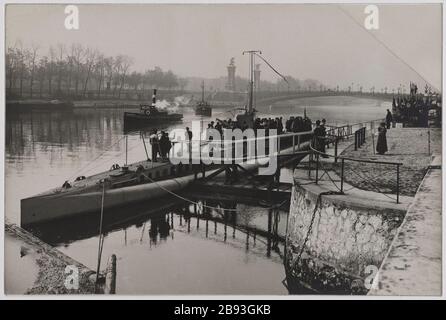 U-Boot zur Pont Alexandre III, Liberation Day, Place de la Concorde, 8. Bezirk, Paris, 22. Oktober 1918. Le sous-marin 'Montgolfier', Port des Champs-Elysées, avec vue sur le pont Alexandre III, pour la Campagne de sourscription à l' 'Emprunt de la Libération' après la Première guerre mondiale. Paris, 22 Oktobre 1918. Photographie de Godefroy Ménanteau. Tirage au gélatino-bromure d'argent, 1918. Paris, musée Carnavalet. Stockfoto