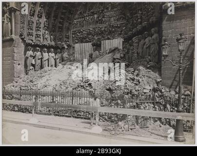 Sandsäcke am Tor der Kathedrale Notre Dame, Ile de la Cité, 4. Bezirk, Paris, Juni 1918. Guerre 1914-1918. Schutz der Denkmäler Anhänger la Grande Guerre. Sacs de sable devant le portail de la cathédrale Notre-Dame de Paris, île de la Cité. Paris (IVème arr.), Juin 1918. Photographie de Godefroy Ménanteau. Tirage au gélatino-bromure d'argent. 1918. Paris, musée Carnavalet. Stockfoto