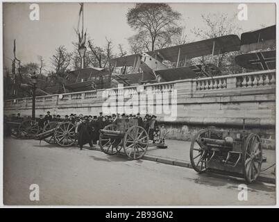 Deutsche Flugzeuge, Befreiungstag, Place de la Concorde, 8. Bezirk, Paris, 20. Oktober 1918. Fête de la Libération. Trophées de guerre Exposés pour la campagne de sourscription à l' 'Emprunt de la Libération', après la Première guerre mondiale. Canons et avions allemands, Place de la Concorde. Paris (VIIIème arr.), 20 Oktobre 1918. Photographie de Godefroy Ménanteau. Tirage au gélatino-bromure d'argent, 20 Oktobre 1918. Paris, musée Carnavalet. Stockfoto