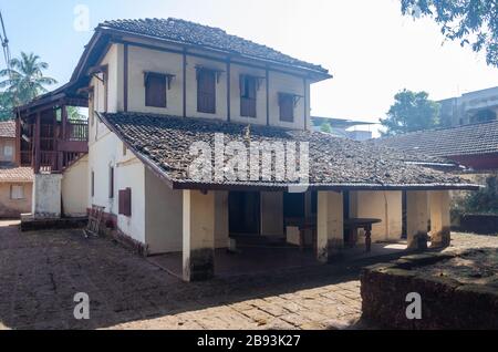 Außenansicht des traditionellen Konkani-Hauses, das Lokmanya Tilaks Geburtshaus in Ratnagiri, Maharashtra, Indien ist Stockfoto