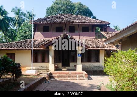 Außenansicht des traditionellen Konkani-Hauses, das Lokmanya Tilaks Geburtshaus in Ratnagiri, Maharashtra, Indien ist Stockfoto