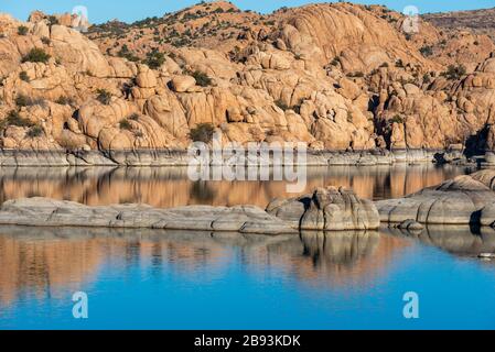 Landschaft aus braunen und braunen Felsformationen am Wasser im Watson Lake Park in Prescott, Arizona Stockfoto