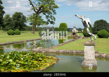 Statue in einem Lilienteich im formellen Garten in der Burton Agnes Hall in East Yorkshire Stockfoto