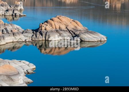 Landschaft aus braunen und braunen Felsformationen am Wasser im Watson Lake Park in Prescott, Arizona Stockfoto