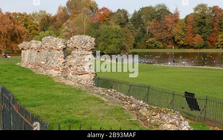 Überreste der römischen Stadtmauer im Verulamium Park in St. Albans, Hertfordshire Stockfoto