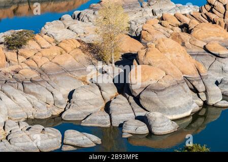 Landschaft aus braunen und braunen Felsformationen am Wasser im Watson Lake Park in Prescott, Arizona Stockfoto