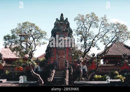 Einer der Tempel unter den Bäumen auf der Insel Bali, Indonesien Stockfoto