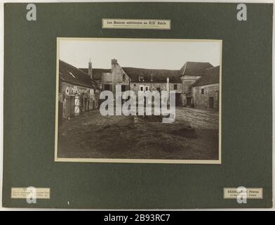 Frühere Häuser im neunzehnten Jahrhundert / im Departement seine außerhalb der Befestigungen / Vitry / Insérieure Court großes Bauernhaus / Straße Oncy. Vue du château de Vitry, cour intérieure de la grande ferme, Vitry. "Les maisons antérieures au XIXème siècle / situées dans le département de la seine en dehors des Befestigungsanlagen / Vitry / Cour Réieure de la Grande ferme / rue d'Oncy". 1907-03-30. Photographie de Séeberger Frères. 1907-03-30. Paris, musée Carnavalet. Stockfoto