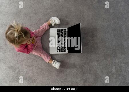 Baby Fernsehen oder Cartoons Stockfoto