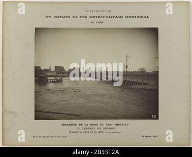 Bau / Straßeneisen Metropolitan / Stadtflughafen Paris. / Überquerung der seine an der Pont Mirabeau Übersicht Meter / während der Sintflut der seine. Vue des travaux du métro au Pont Mirabeau Pendant la crue de la seine, janvier 1910. Paris (XVème arr.).'Construction / du chemin de fer métropolitain / Munizipalität de Paris. / Traversée de la seine au pont Mirabeau: Vue d'Ensemble des chantiers / Pendant la crue de la seine'. 1910-01-29. Photographie anonyme. 1910-01-29. Paris, musée Carnavalet. Stockfoto