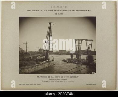 Bau / Stadtbahn / von Paris / über die seine zur Brücke Mirabeau / Fall Nr. 2 sinkt / bei der Sinkflut der seine (maximal) / vom rechten Ufer zum linken Ufer vom 29. Januar, 1910 Bau du chemin de fer métropolitain Municipal de Paris: Caisson Nr. 2 en fonçage, traversée de la seine au pont Mirabeau. Paris (XVème arr.).'Construction / du chemin de fer métropolitain Municipal / de Paris / Traversée de la seine au pont Mirabeau / Caisson n fonçage / Pendant la crue de la seine (à son Maximum) / de la rive droite vers la rive gauche Stockfoto