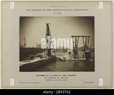 Bau / Straßeneisen Metropolitan / Stadtflughafen Paris. / Überquerung der seine am Pont Mirabeau / Übersicht der Yards / bei der Sinneflut. Vue des travaux du métro au Pont Mirabeau Pendant la crue de la seine, janvier 1910. Paris (XVème arr.).'Construction / du chemin de fer métropolitain / Munizipalität de Paris. / Traversée de la seine au Pont Mirabeau / Vue d'Ensemble des chantiers / Pendant la crue de la seine'. 1910-01-26. Photographie anonyme. 1910-01-26. Paris, musée Carnavalet. Stockfoto