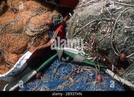 Angelausrüstung auf einem Kai in Episkopi, Limassol, Zypern. Netze, Schwimmer, Seil und Linie. Stockfoto