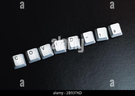 Das Wort Covid-19 von den Tastaturtasten Stockfoto