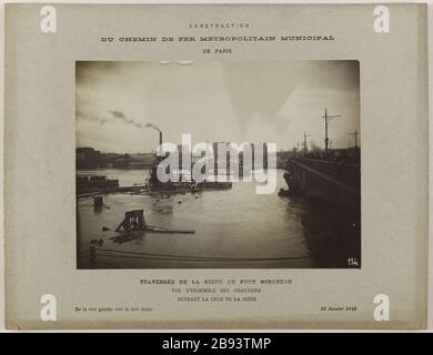 Gebäude / Eisenbahn Metropolitan / Städtische Stadt / Paris, die seine an der Pont Mirabeau überquert / Übersicht der Projekte / bei der Flut der seine Vue extérieure des travaux du métro, pont Mirabeau. Paris (XVème arr.).'Construction / du chemin de fer métropolitain / Munizipalität de Paris / Traversée de la seine au Pont Mirabeau / vue d'Ensemble des chantiers / Pendant la crue de la seine'. 1910-01-22. Photographie anonyme. 1910-01-22. Paris, musée Carnavalet. Stockfoto