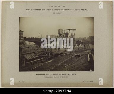 Bau / Straßeneisen Metropolitan / Stadtflughafen Paris. / Überquerung der seine Pont Mirabeau / Versinken der zweiten rechten Ummantelung. Vue extérieure des travaux du métro, fonçage du 2e caisson rive droite, pont Mirabeau. Paris (XVème arr.).'Construction / du chemin de fer métropolitain / Munizipalität de Paris. / Traversée de la seine au Pont Mirabeau / fonçage du 2e caisson rive droite'. 1909-12-14. Photographie anonyme. 1909-12-14. Paris, musée Carnavalet. Stockfoto
