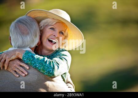 Senior Paar teilen eine Umarmung. Stockfoto