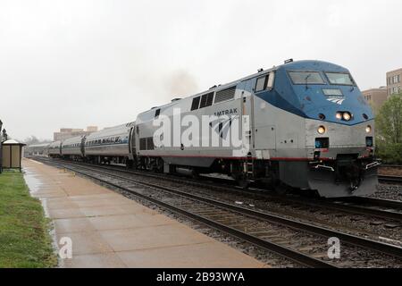 Alexandria, VA, USA. März 2020. Amtrak hat heute mit dem Amtrak Train 79, der mit nur drei Autos nach Raleigh, NC fährt, einen weiteren Serviceknauf eingestellt und kein aufgegebenes Gepäck angeboten, wie der Zug normalerweise am 23. März 2020 in Alexandria, Virginia, anbietet. Kredit: Mpi34/Media Punch/Alamy Live News Stockfoto