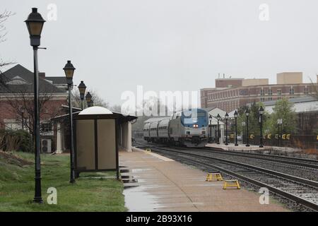 Alexandria, VA, USA. März 2020. Amtrak hat heute mit dem Amtrak Train 79, der mit nur drei Autos nach Raleigh, NC fährt, einen weiteren Serviceknauf eingestellt und kein aufgegebenes Gepäck angeboten, wie der Zug normalerweise am 23. März 2020 in Alexandria, Virginia, anbietet. Kredit: Mpi34/Media Punch/Alamy Live News Stockfoto